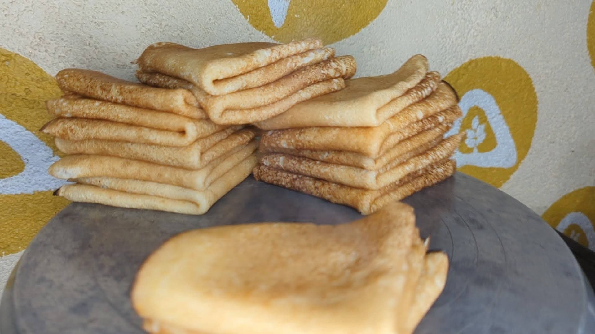 Crêpes facile en 4 Ingrédients: farine, œufs, huile et lait tiède